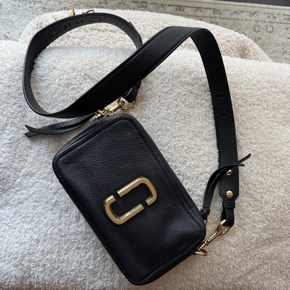 MARC JACOBS  Supple Natural Grain Calfskin The Softshot 27 Bag Black